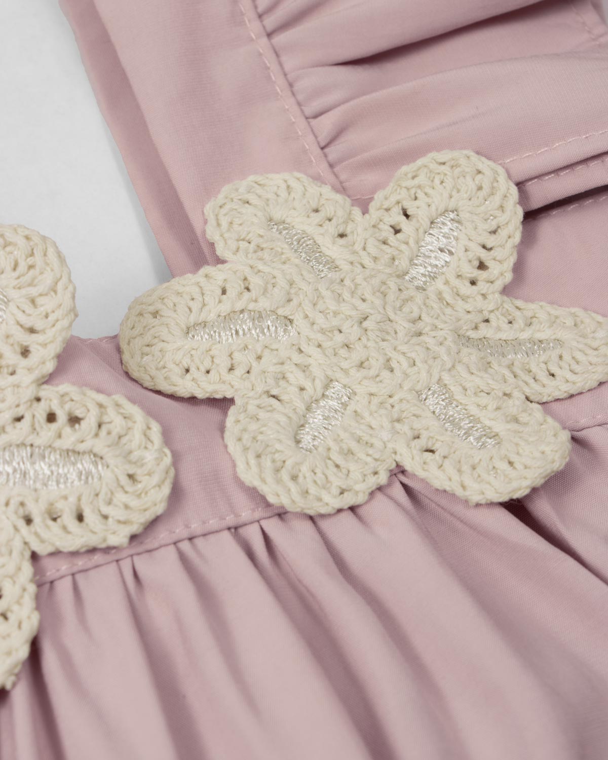 Conjunto blusa rosa de tiras con boleros, apliques de flor y falda short verde con moñitos para niña