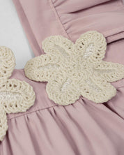 Conjunto blusa rosa de tiras con boleros, apliques de flor y falda short verde con moñitos para niña