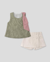 Conjunto blusa verde con flores bordadas, moño rosa y falda short crema para niña