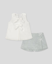 Conjunto blusa blanca con falda short verde para niña