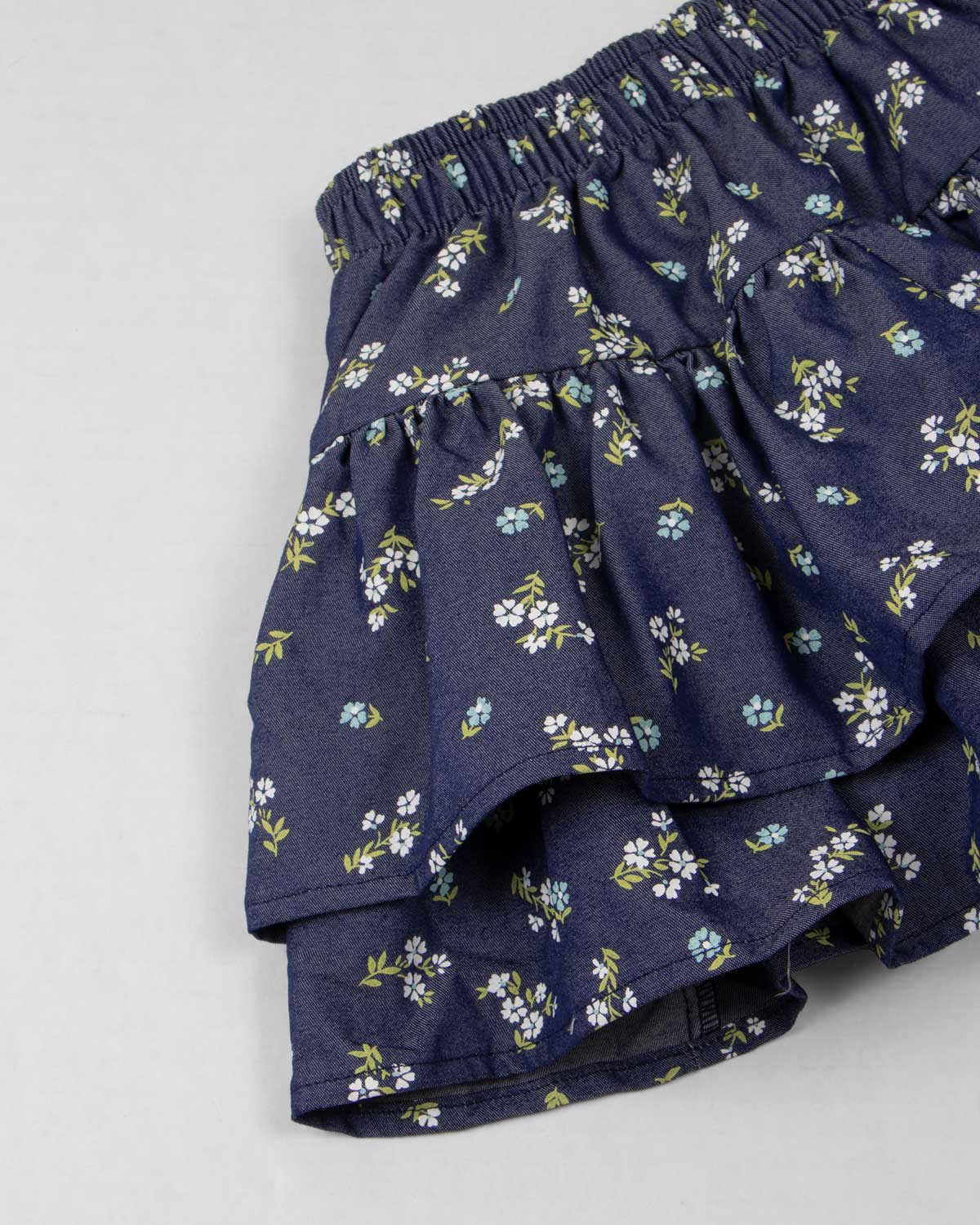 Conjunto blusa blanca con moños, bolero y falda con flores estampadas para niña