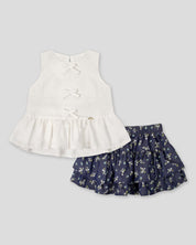 Conjunto blusa blanca con moños, bolero y falda con flores estampadas para niña