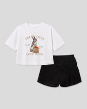 Conjunto blusa blanca con estampado de conejito y falda short negra con moño para niña