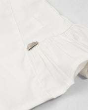 Conjunto blusa blanca y falda short azul con bordado de flores para niña