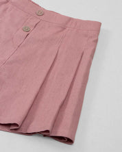 Conjunto blusa blanca con bordados de flores y falda short rosa con pliegues para niña