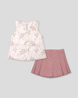 Conjunto blusa blanca con bordados de flores y falda short rosa con pliegues para niña