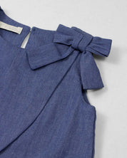 Conjunto blusa chambray con moño y falda short rosa con pliegues para niña