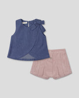 Conjunto blusa chambray con moño y falda short rosa con pliegues para niña