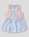Blusa azul con boleros y moño rosado para niña