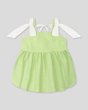 Blusa verde de tiras con detalle de moño para niña