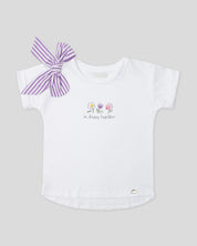 Camiseta blanca con moño de líneas lila y estampado be happy together para niña