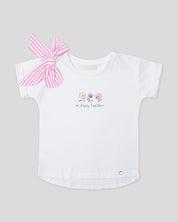 Camiseta blanca con moño de líneas rosa y estampado be happy together para niña