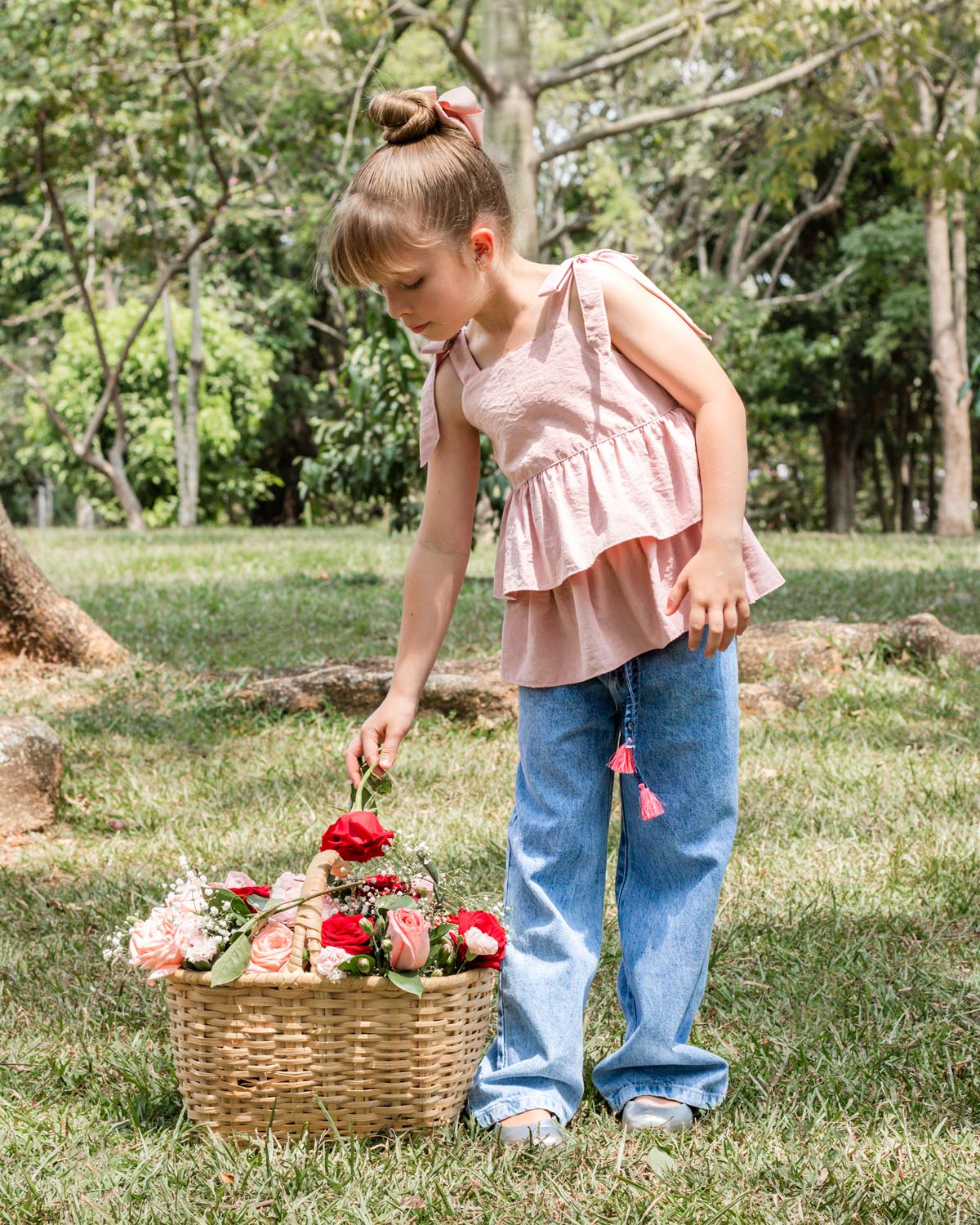 Blusa rosada de tiras con moños y boleros para niña