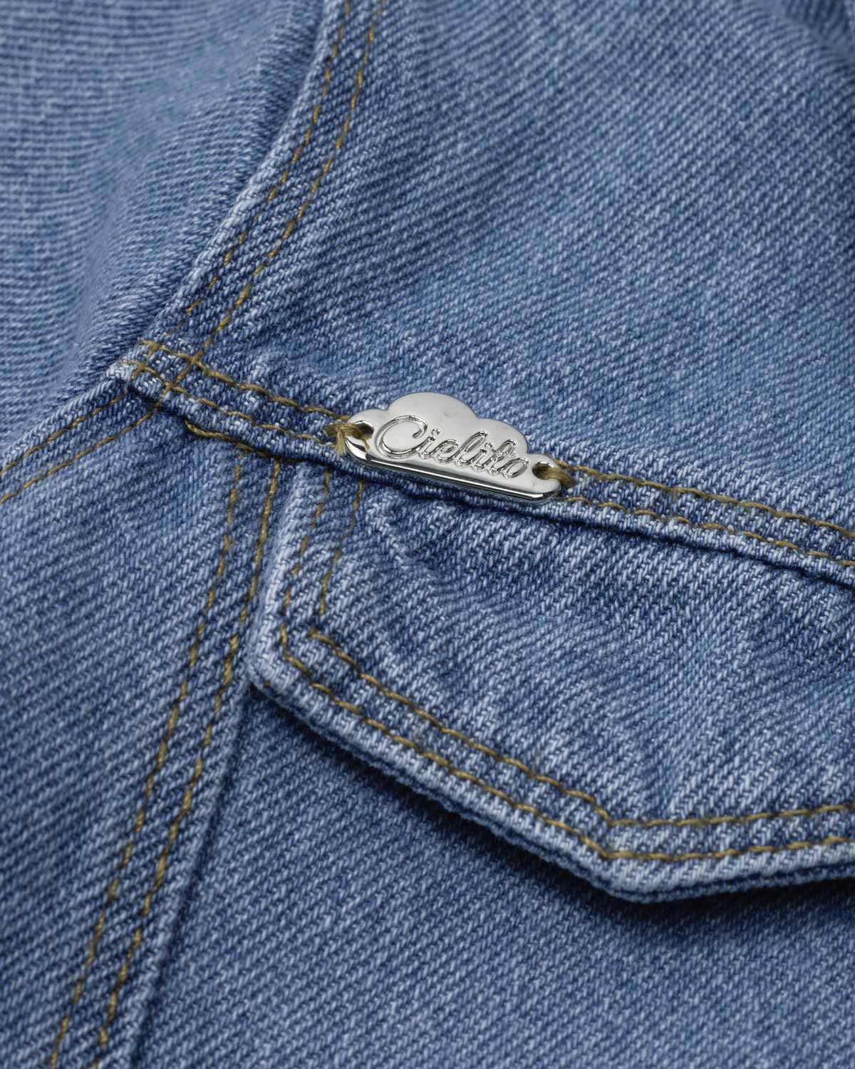 Chaqueta denim con detalle de flores bordadas para niña