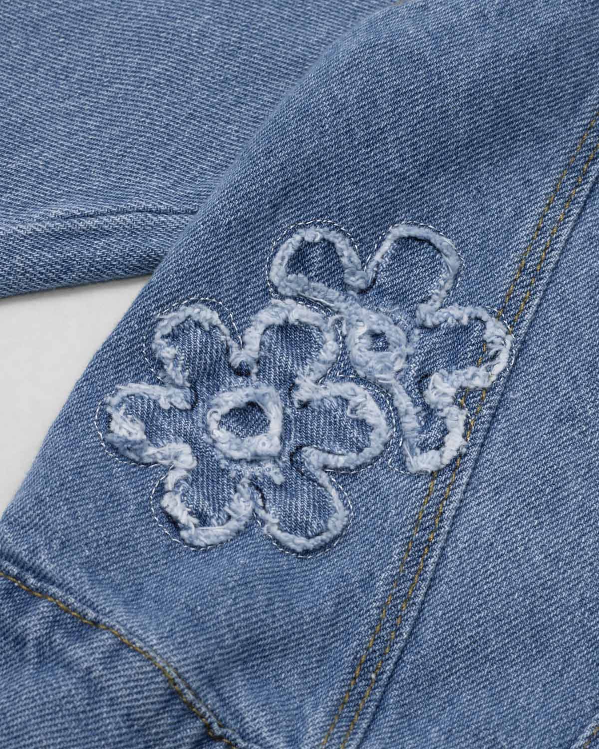 Chaqueta denim con detalle de flores bordadas para niña
