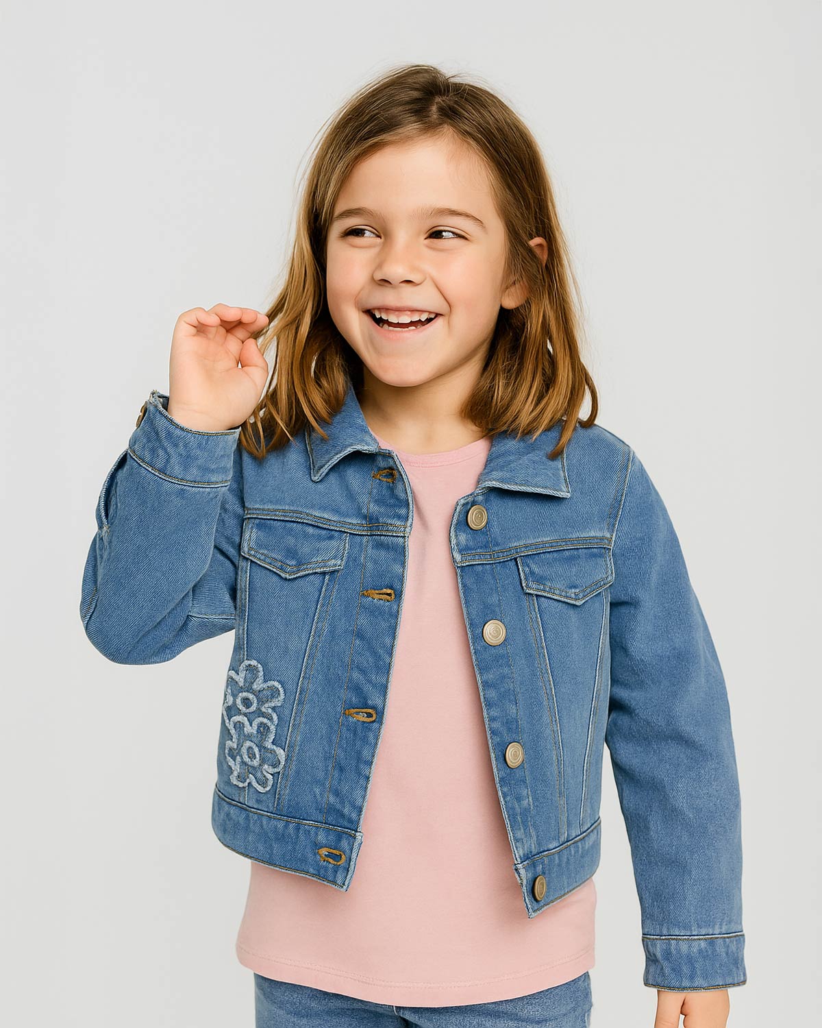 Chaqueta denim con detalle de flores bordadas para niña