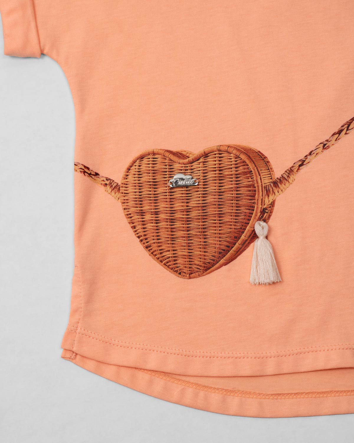 Camiseta coral con estampado de bolsito para niña