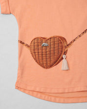 Camiseta coral con estampado de bolsito para niña