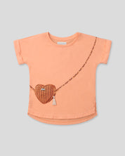 Camiseta coral con estampado de bolsito para niña