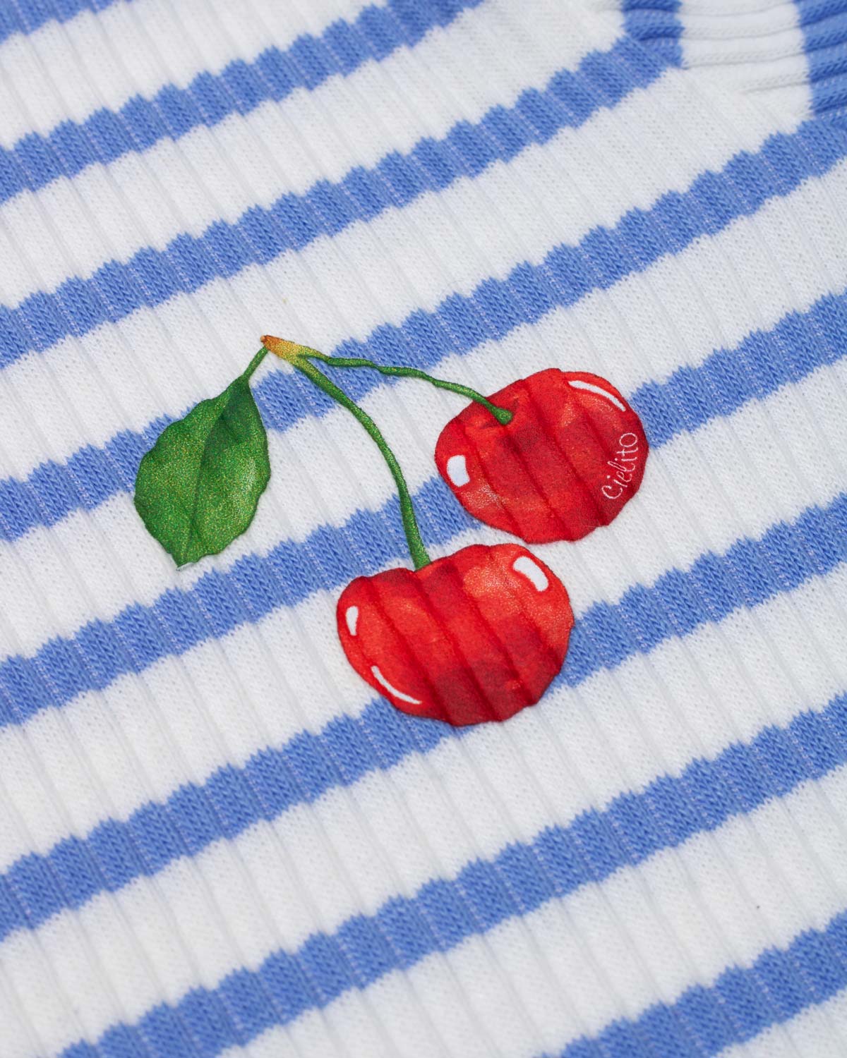 Blusa de rayas azules con boleritos en mangas y estampado de cerezas para niña