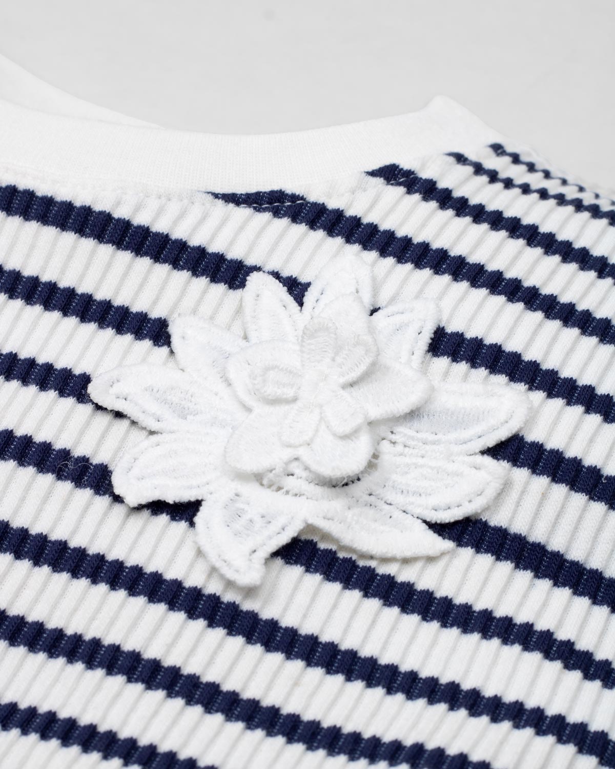 Blusa blanca de rayas azul navy sin mangas para niña