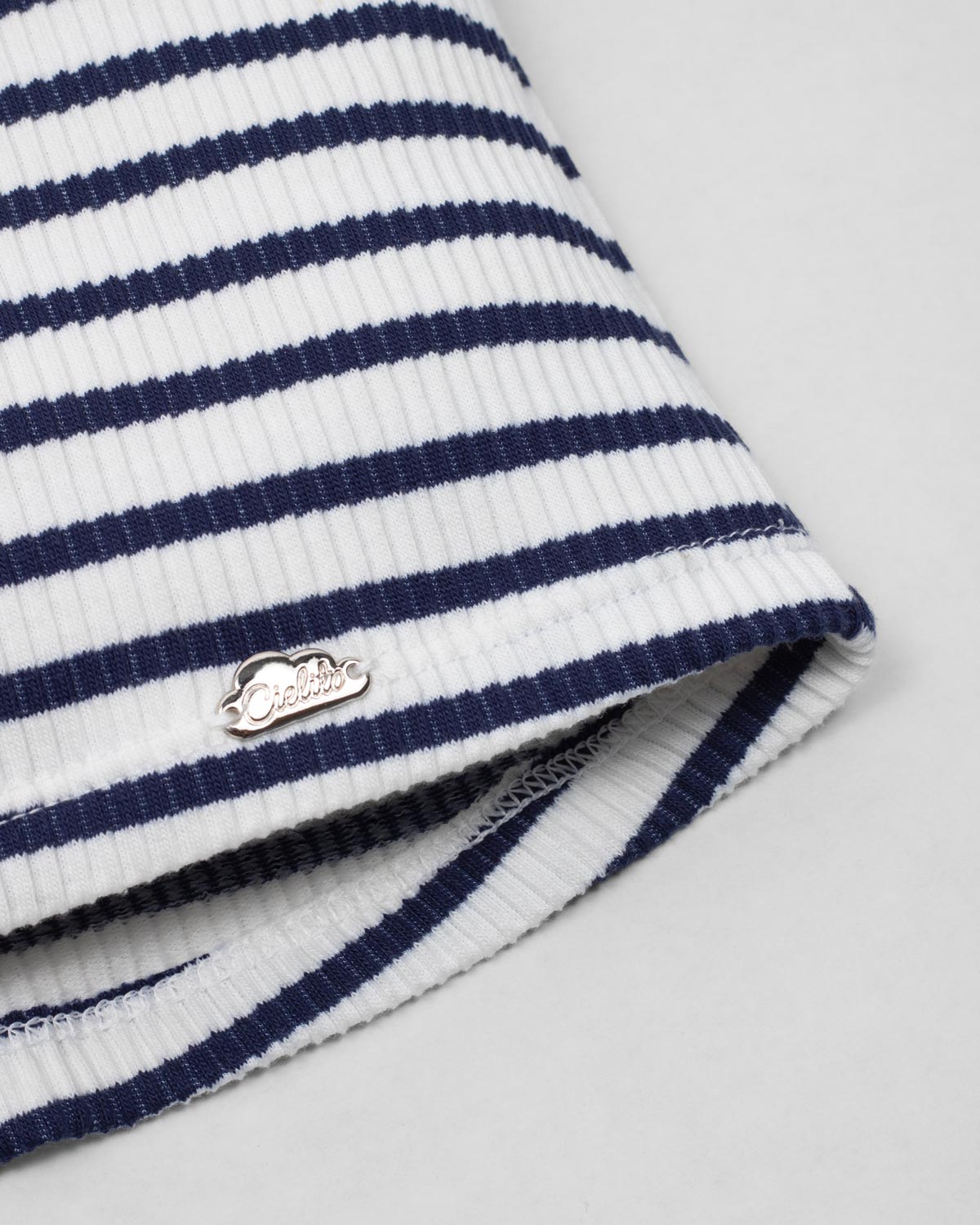 Blusa blanca de rayas azul navy sin mangas para niña