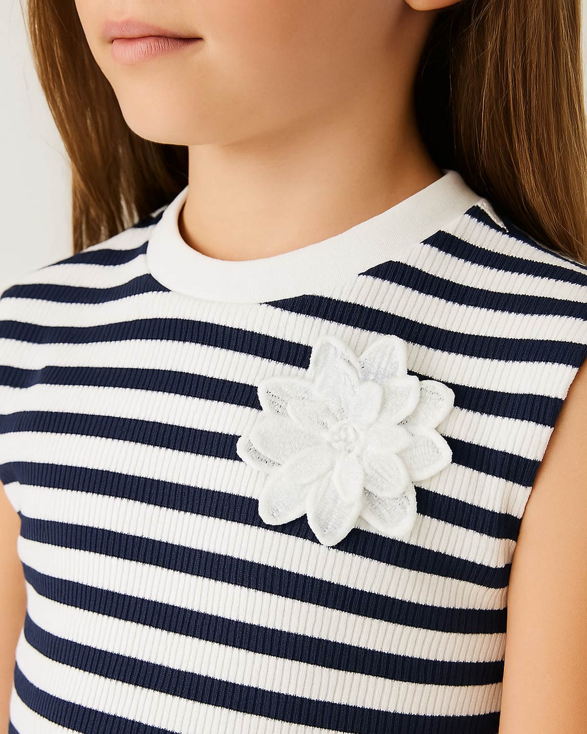 Blusa blanca de rayas azul navy sin mangas para niña