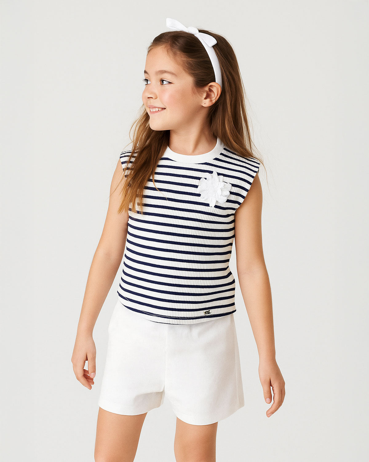 Blusa blanca de rayas azul navy sin mangas para niña