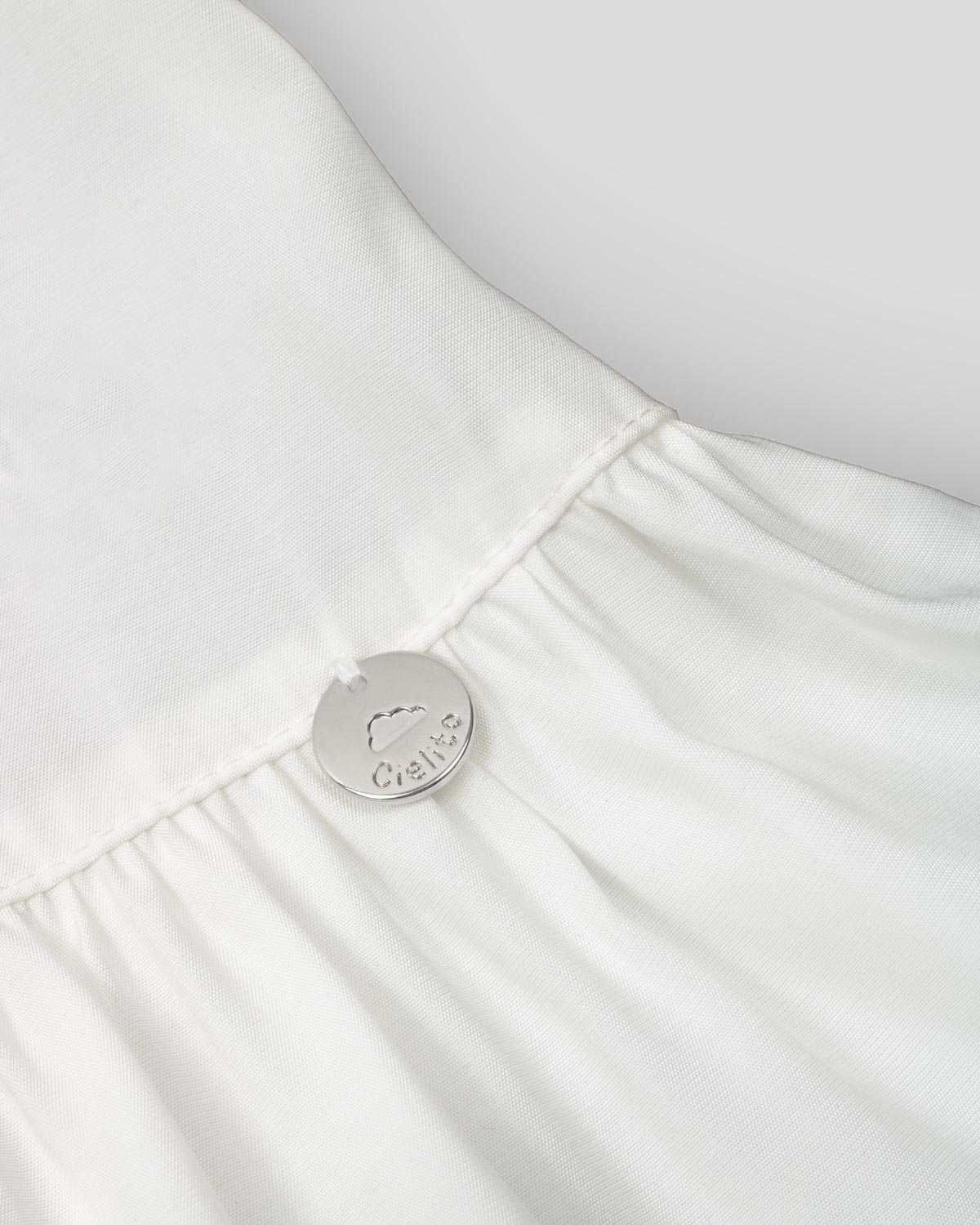 Blusa blanca con moñitos negros y bolero para niña