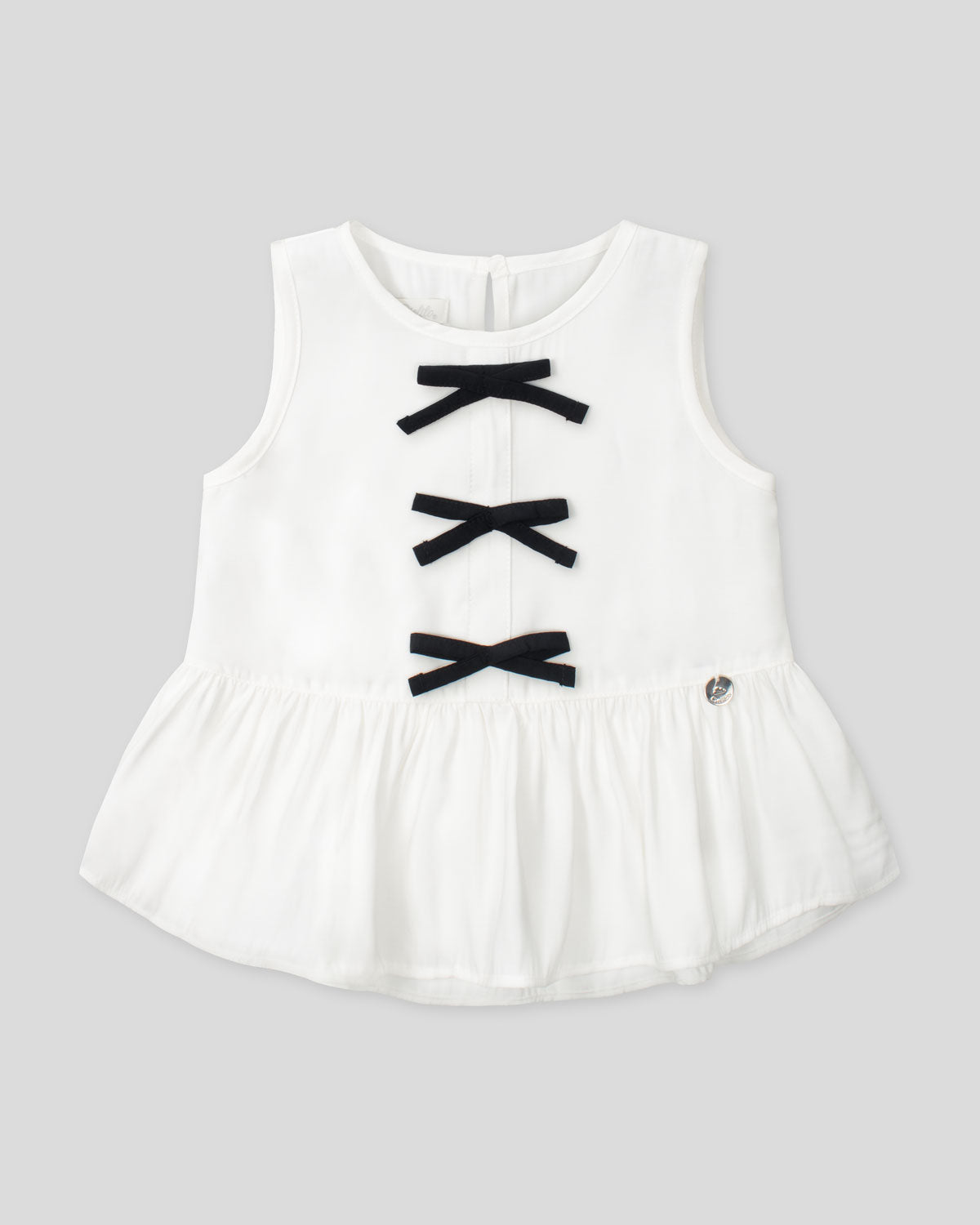 Blusa blanca con moñitos negros y bolero para niña