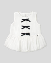 Blusa blanca con moñitos negros y bolero para niña