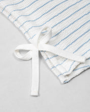 Blusa blanca de rayas azules sin mangas para niña