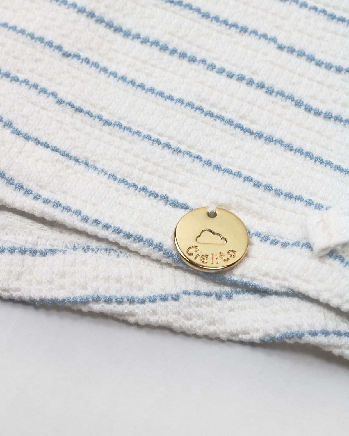Blusa blanca de rayas azules sin mangas para niña