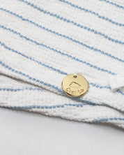 Blusa blanca de rayas azules sin mangas para niña