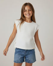 Blusa blanca de rayas azules sin mangas para niña