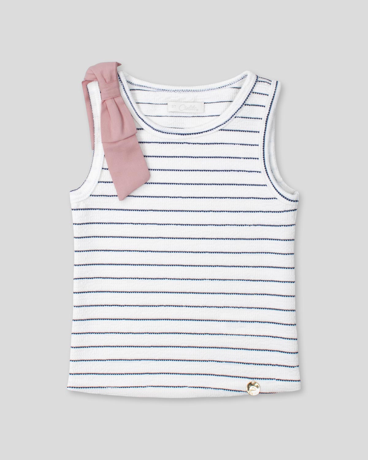 Blusa manga sisa blanca con líneas y moño rosa en hombro para niña