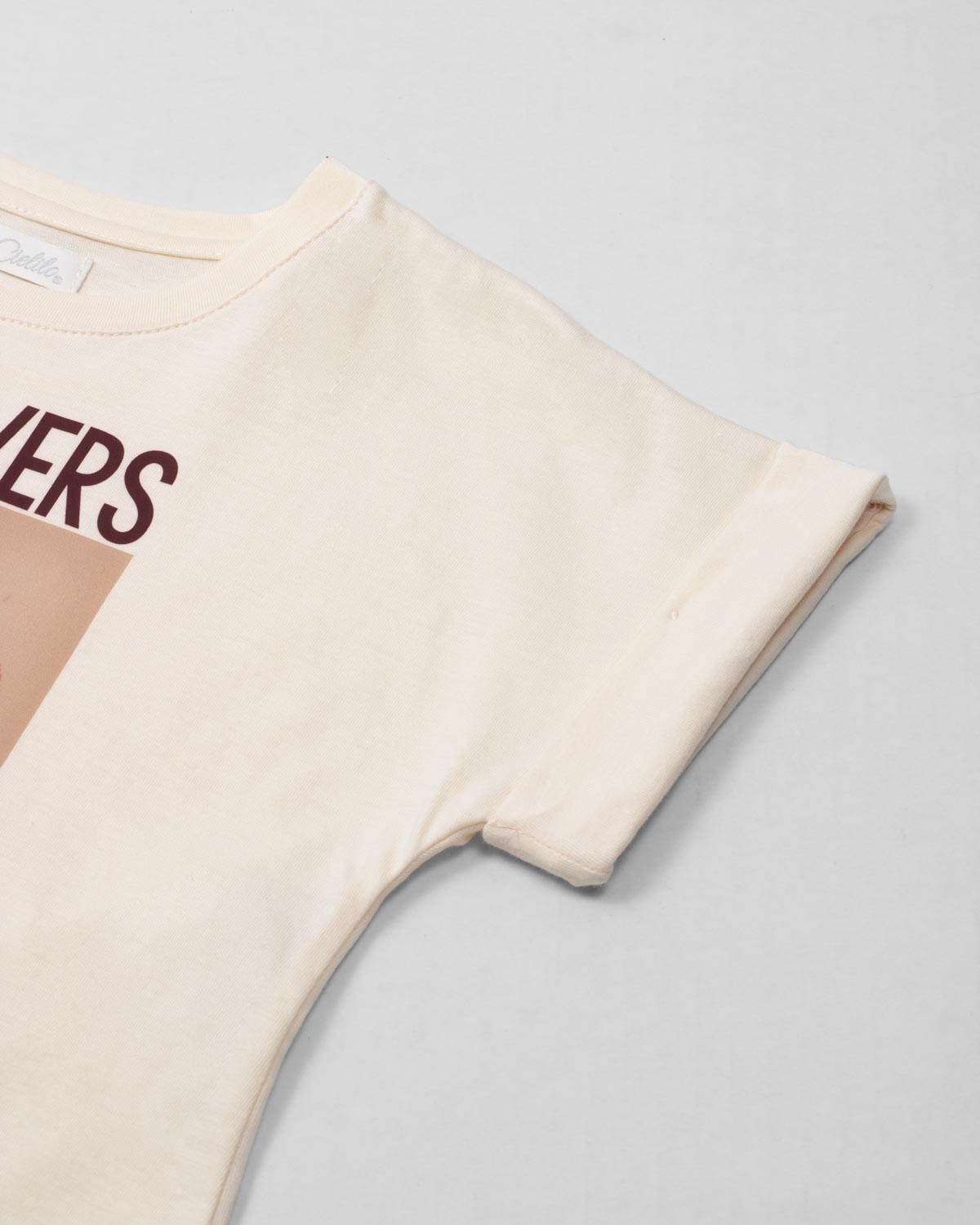 Camiseta crema con estampado para niña