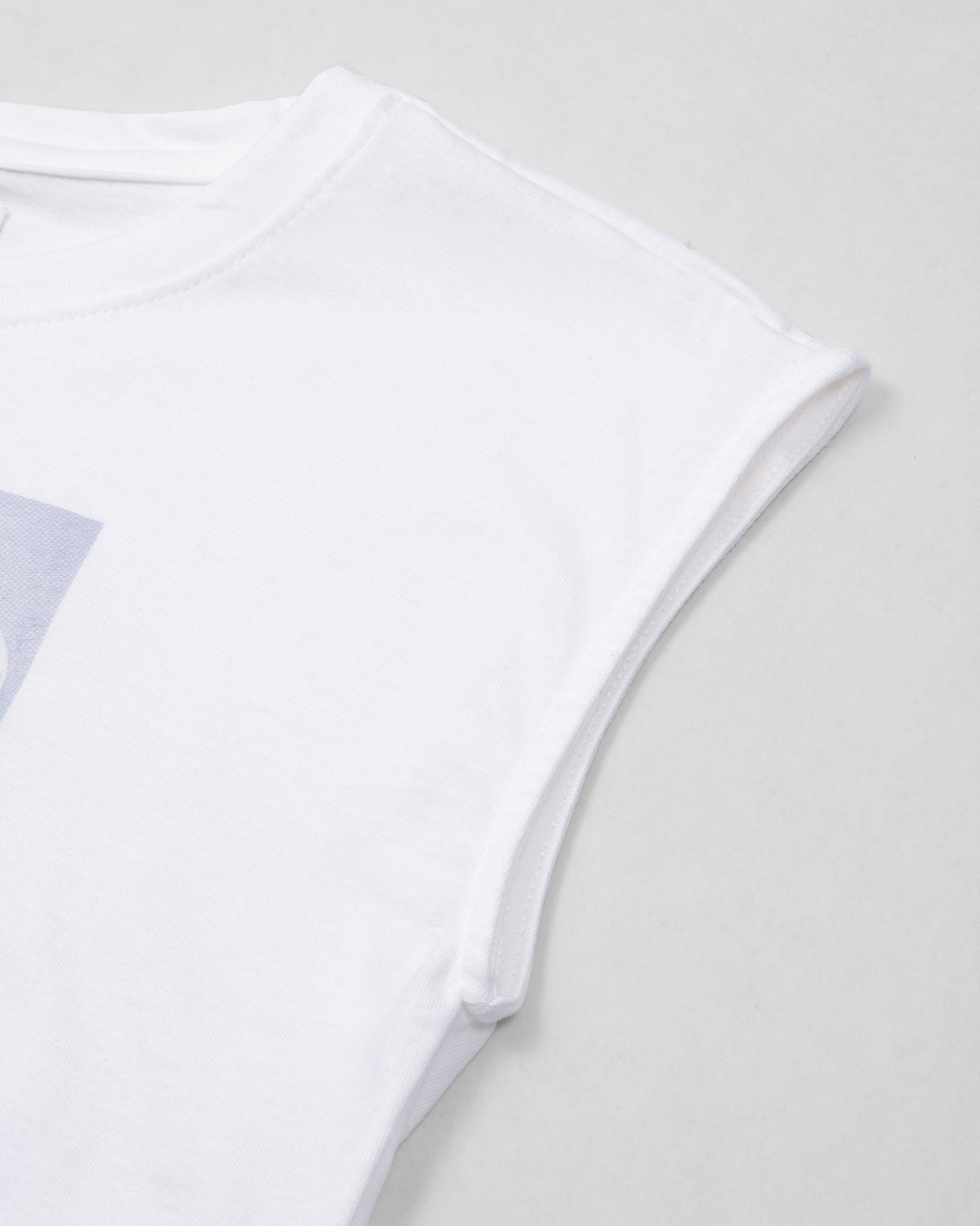 Blusa blanca manga sisa con estampado para niña