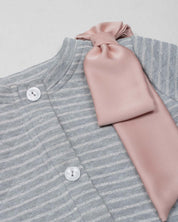 Saco gris con rayas blancas y moño palo de rosa satín en hombro para niña