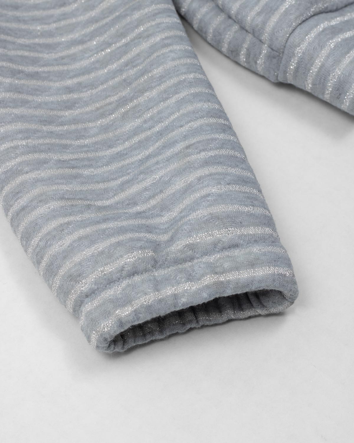 Saco gris con rayas blancas y moño palo de rosa satín en hombro para niña