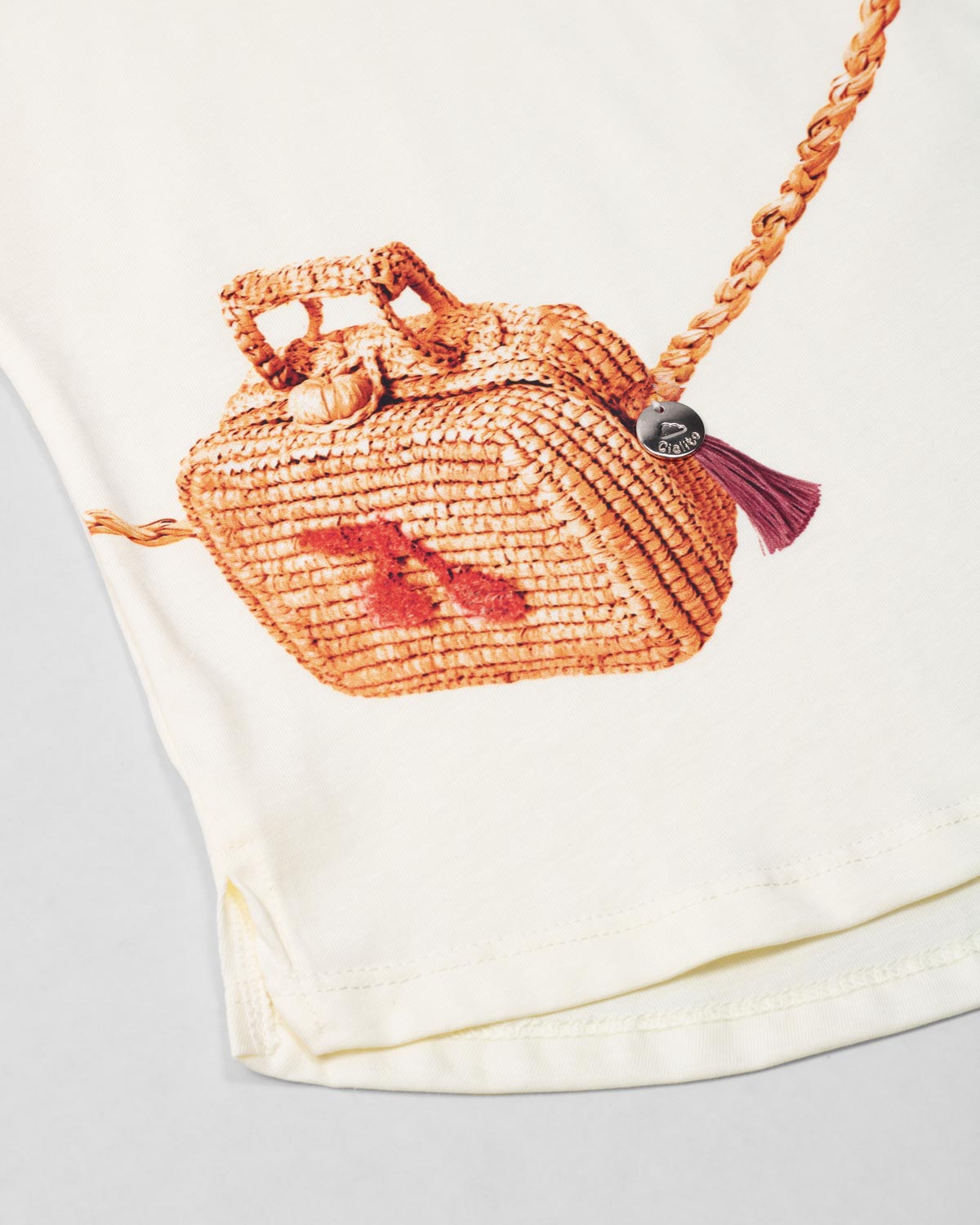 Camiseta vainilla con estampado de bolso para niña