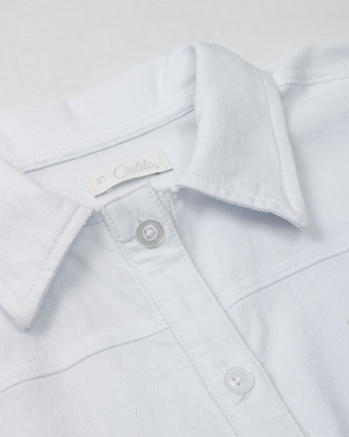 Camisa blanca de botones manga corta para niña