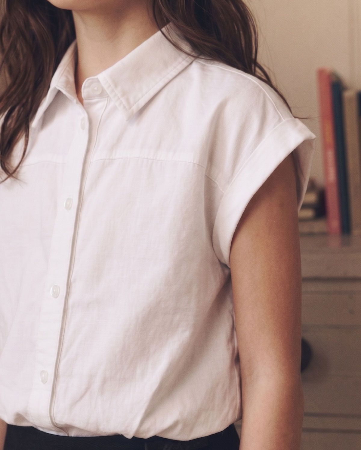 Camisa blanca de botones manga corta para niña