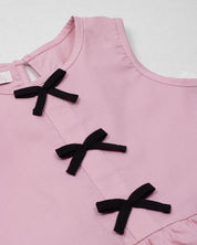 Blusa rosa con moños negros para niña