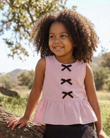 Blusa rosa con moños negros para niña