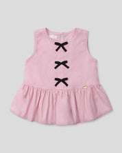 Blusa rosa con moños negros para niña