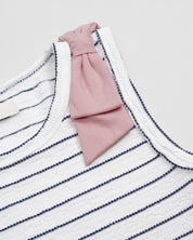 Blusa manga sisa blanca con líneas y moño rosa para niña