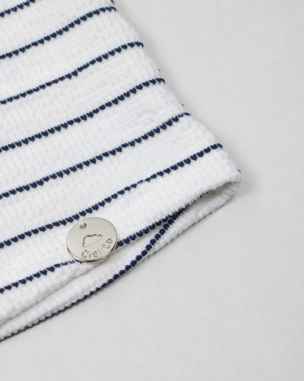 Blusa manga sisa blanca con líneas y moño rosa para niña