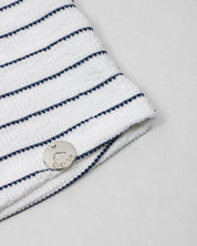 Blusa manga sisa blanca con líneas y moño rosa para niña