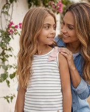 Blusa manga sisa blanca con líneas y moño rosa para niña